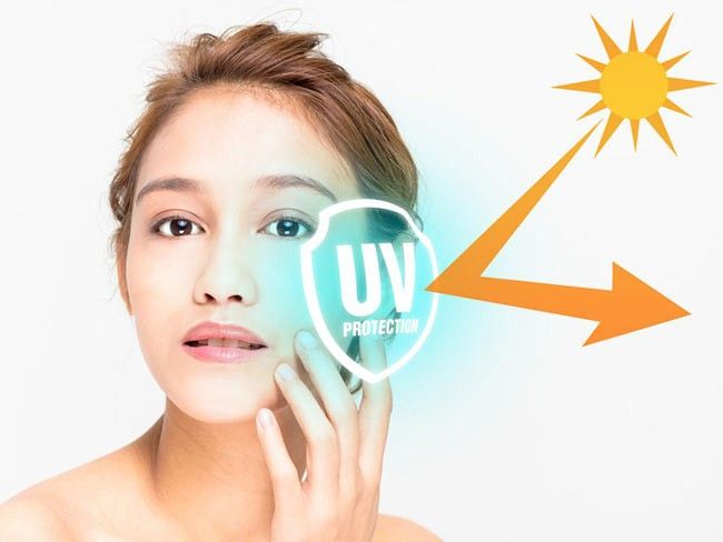 Bôi kem chống nắng bảo vệ da