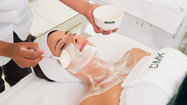DMK Therapy - Liệu tr&igrave;nh phục hồi da chuy&ecirc;n s&acirc;u tại M&acirc;y spa