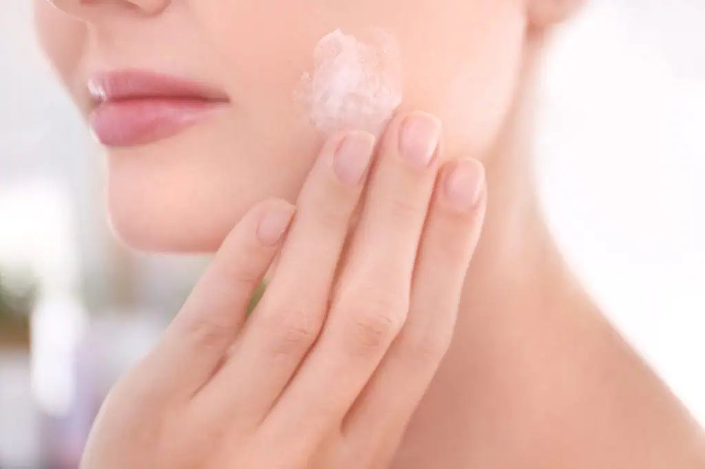 Dưỡng ẩm nhẹ giúp da giữ cân bằng