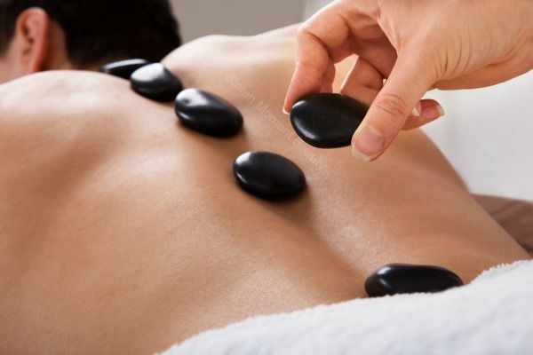 Massage body thu gian kết hợp đá nóng giúp tái tạo năng lượng nhanh chóng