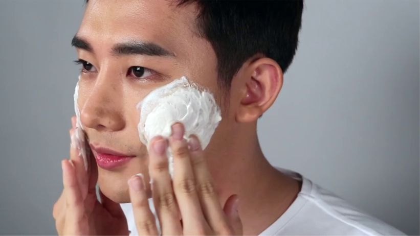 D&ugrave;ng sữa rửa mặt dịu nhẹ