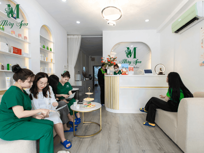 Đội ngũ nhân viên điều trị mụn tận tâm tại Mây spa Tân Phú
