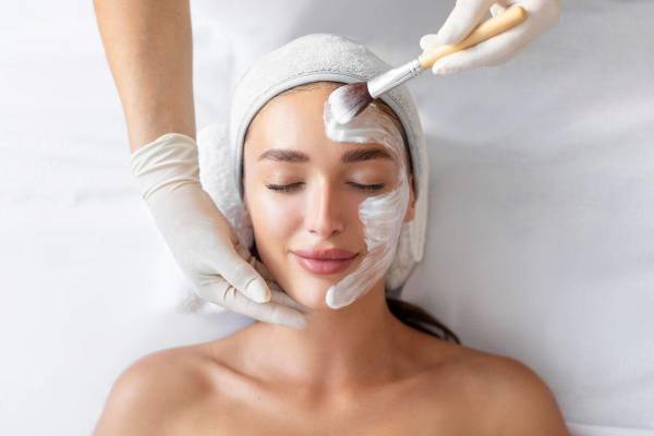 Peel dưỡng trắng da an toàn – Xu hướng làm đẹp cuối năm 2025