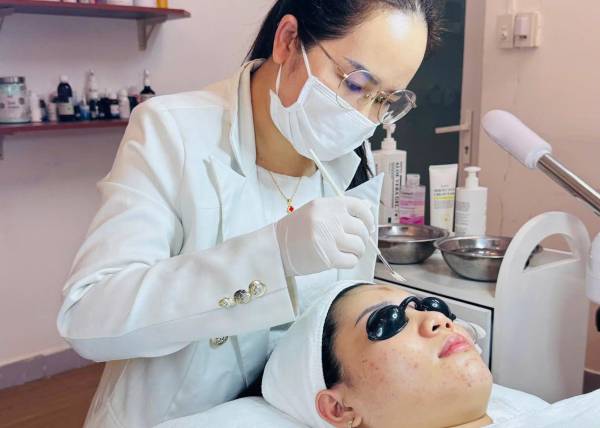 Peel da trị mụn là gì? Tìm hiểu phương pháp làm đẹp đang được ưa chuộng